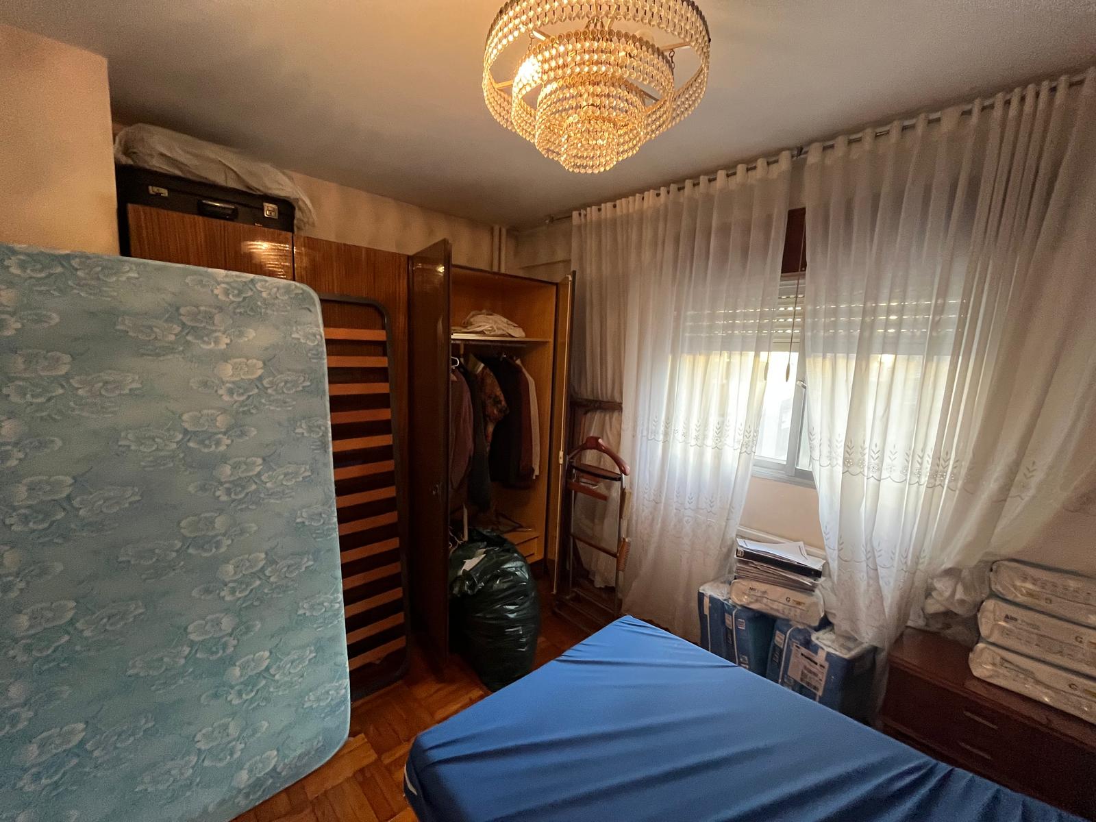 Vaciado de piso en Vigo — dormitorio y armario