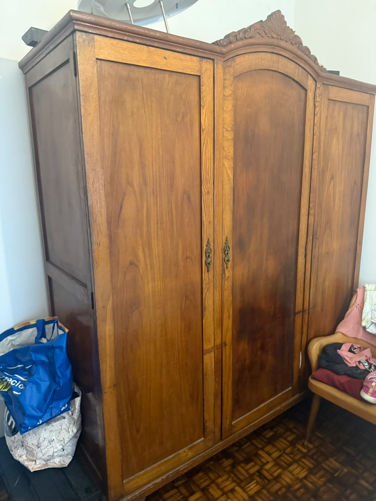 Retirada de muebles en Vigo — armario antiguo