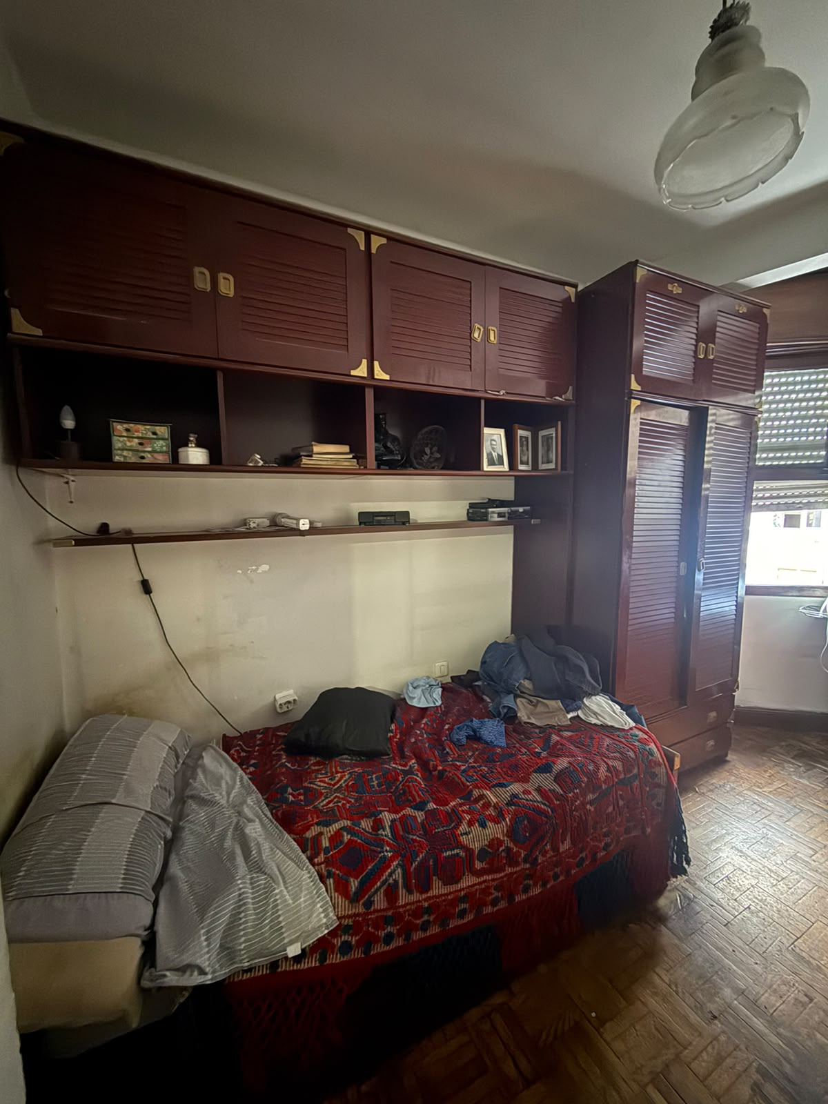 Vaciado de piso en Vigo — dormitorio con armarios