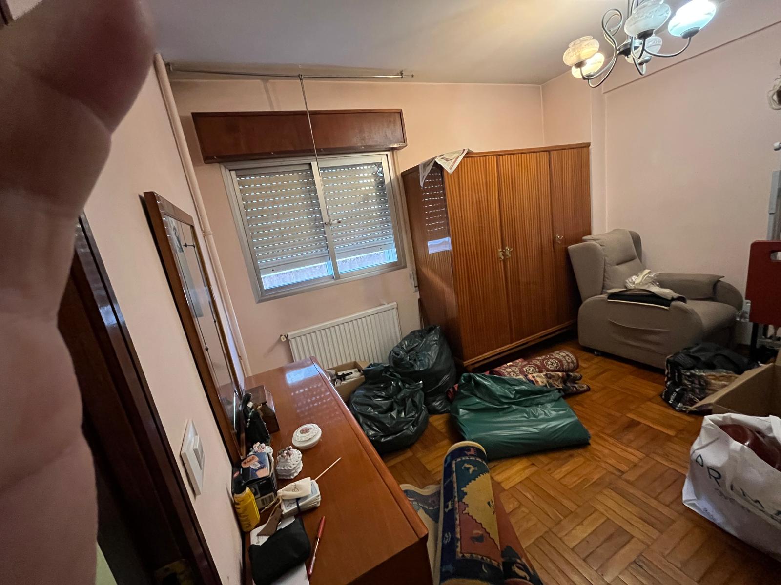 Vaciado de piso en Vigo — dormitorio con enseres