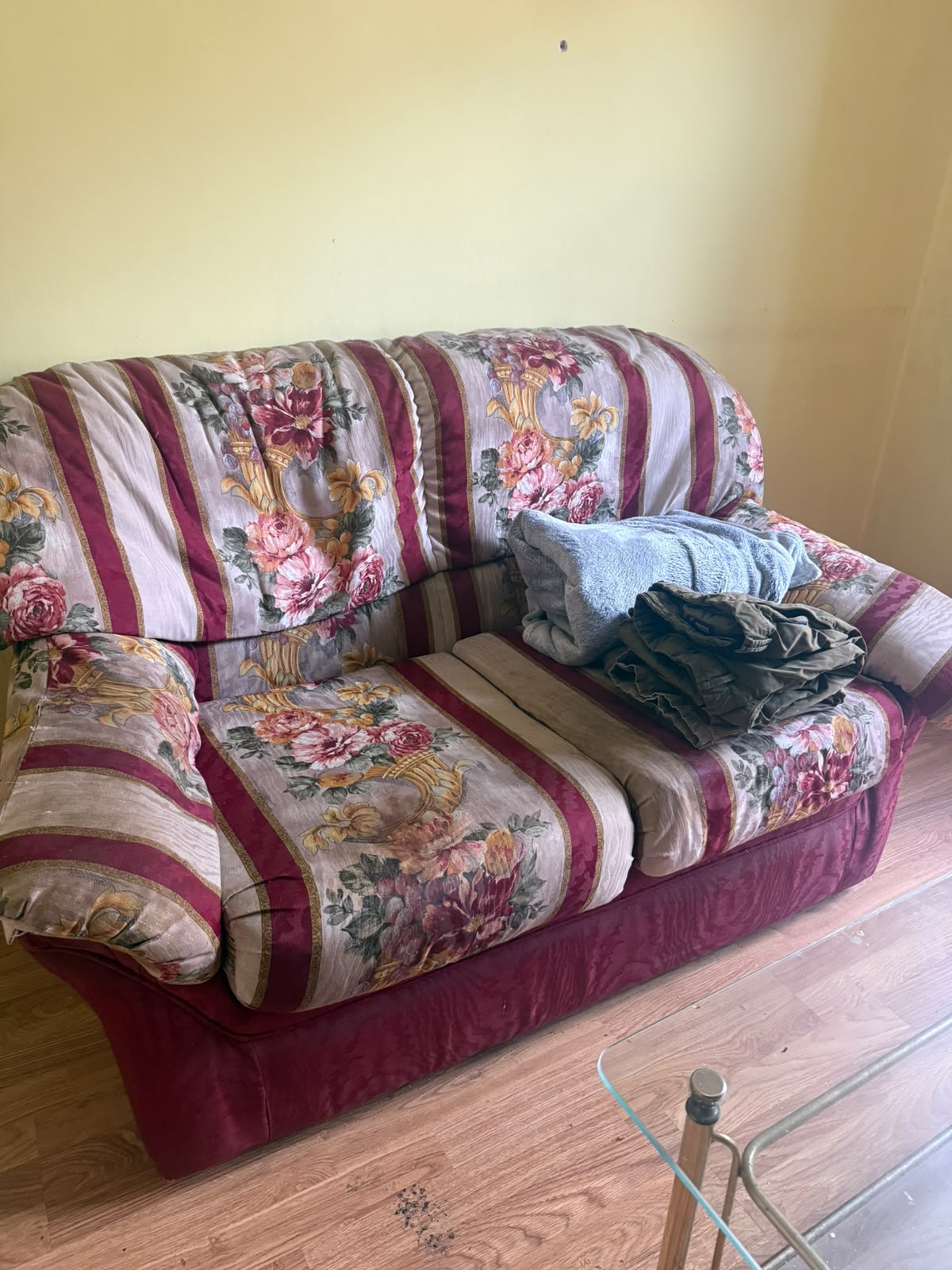 Retirada de muebles en Vigo — sofá y salón